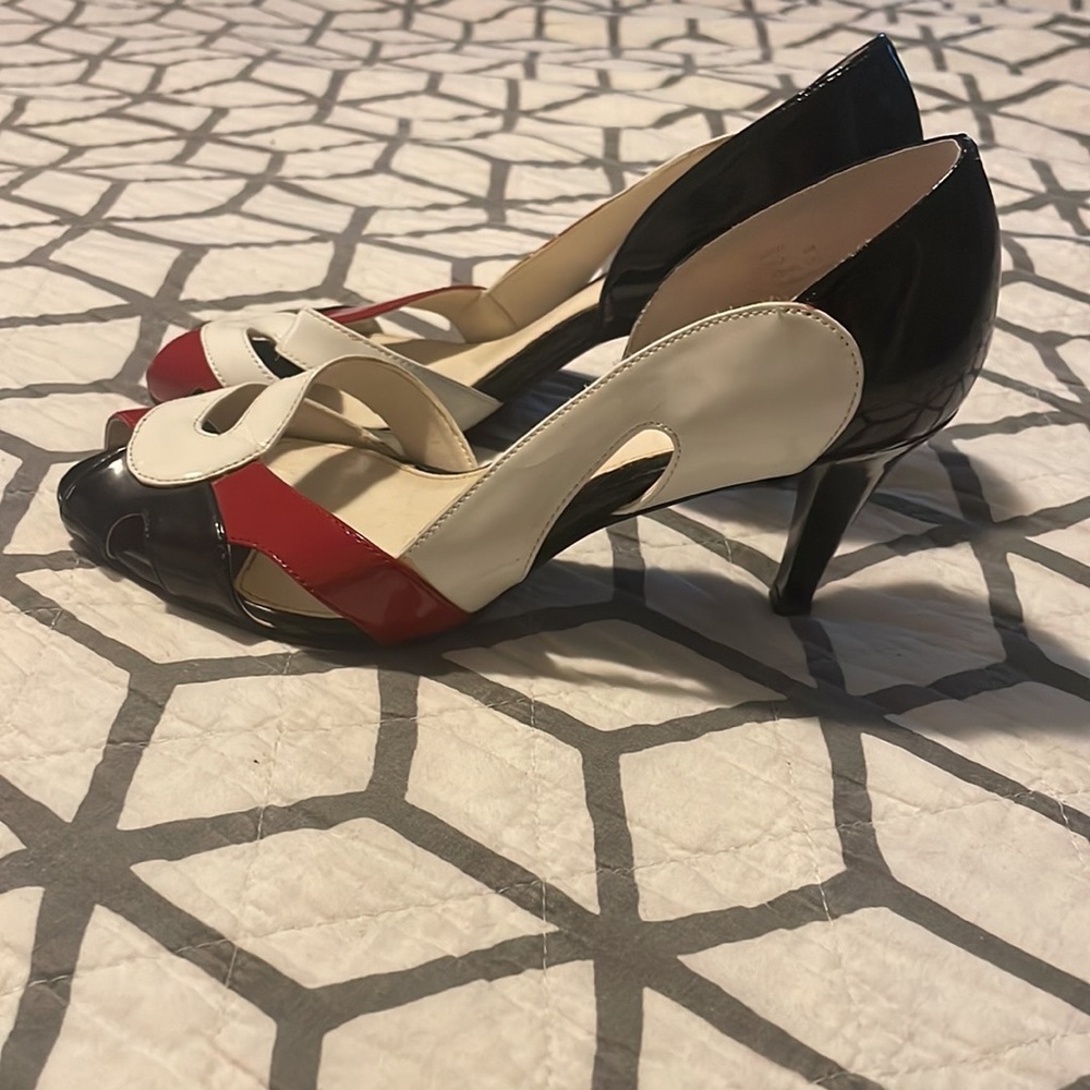 CALVIN KLEIN Black, red, white vintage style “Nila” style 👠